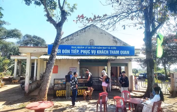 Khách du lịch trong và ngoài nước tham quan sân bay Tà Cơn, tỉnh Quảng Trị.