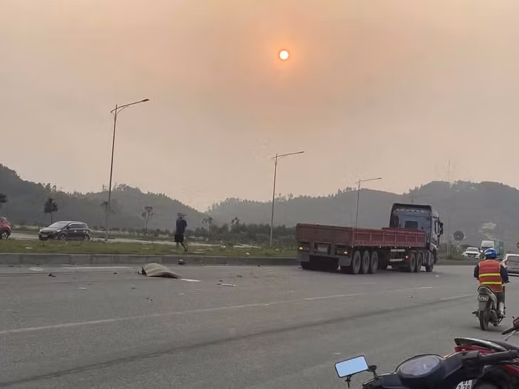 Nơi xảy ra vụ tai nạn là đoạn đường rộng thẳng có dải phân cách giữa. (Ảnh: MXH)