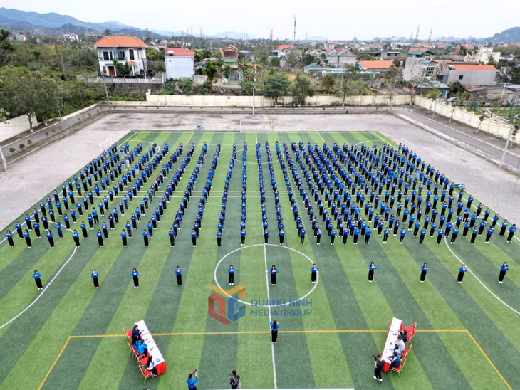 Màn đồng diễn tập thể của 562 học sinh, sinh viên chào mừng Đại hội Đảng các cấp.