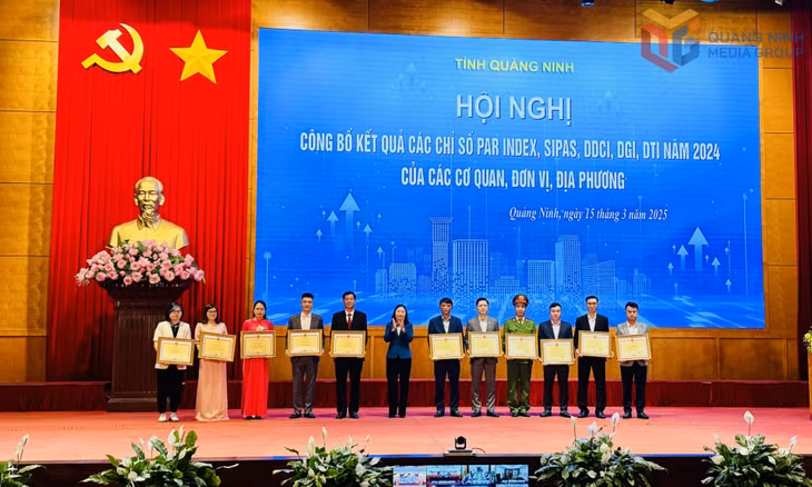 Đồng chí Vi Ngọc Bích, Phó Chủ tịch Thường trực HĐND tỉnh, tặng Bằng khen của UBND tỉnh cho cá nhân có thành tích xuất sắc.