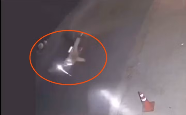 Thanh niên đi xe máy phóng nhanh tông trúng Đại úy CSGT.
