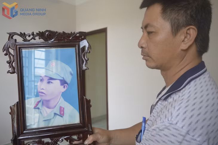 Anh Tạ Phước Sơn bên di ảnh người chú.