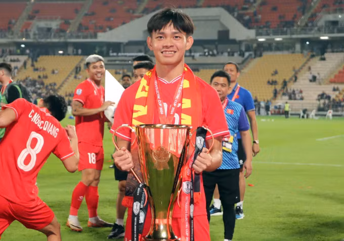 Bùi Vĩ Hào mừng chức vô địch ASEAN Cup 2024 tại sân Rajamangala, tối 5/1. Ảnh: Đức Đồng