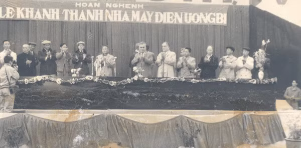 Thủ tướng Phạm Văn Đồng cùng các cấp lãnh đạo và chuyên gia Liên Xô trong Lễ khánh thành Nhà máy Điện Uông Bí ngày 18/1/1964. (Ảnh tư liệu)