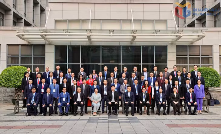 Các đồng chí lãnh đạo Việt Nam - Trung Quốc và các học viên chụp ảnh lưu niệm tại Trường Đảng Khu ủy Quảng Tây, Trung Quốc.