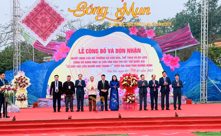 Đại diện các địa phương trong tỉnh tặng hoa chúc mừng lễ hội.