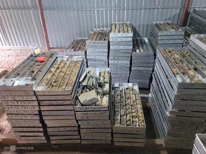 Mẫu đất hiếm lưu trữ tại một mỏ ở Lai Châu. Ảnh: Gia Chính