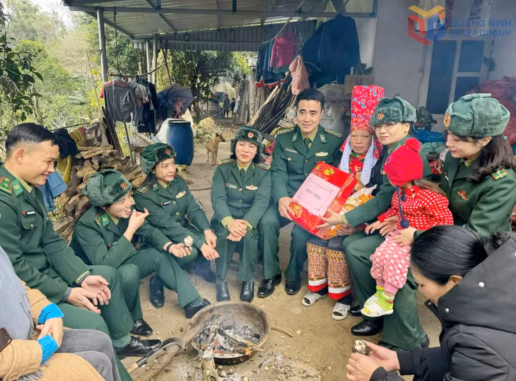 Hội Phụ nữ và Đoàn Thanh niên BĐBP tỉnh thăm, tặng quà cho gia đình hội viên phụ nữ tại bản Sông Moóc, xã Đồng Văn (huyện Bình Liêu).