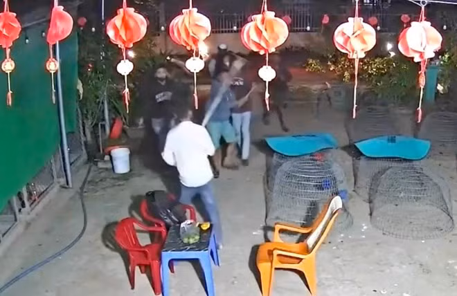 Hiện trường vụ chém người xảy ra ở huyện Xuân Lộc, tỉnh Đồng Nai. Ảnh cắt từ clip