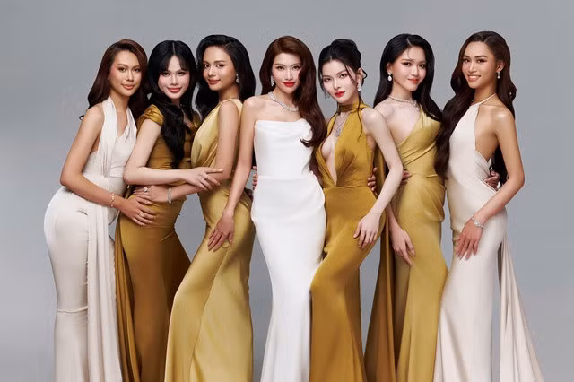 Chế Nguyễn Quỳnh Châu (giữa) chọn đội tại "Miss International Queen Vietnam 2025"