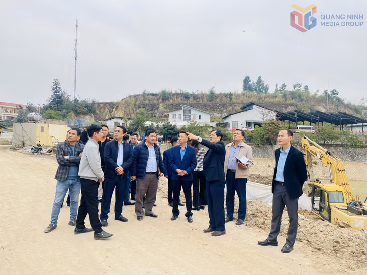 Các đồng chí lãnh đạo thành phố yêu cầu đơn vị thi công Dự án Tuyến đường nối Quốc lộ 18A, phường Hồng Hải (đoạn đường Bùi Thị Xuân) với Tỉnh lộ 336, phường Hà Lầm tổ chức thi công đồng loạt các hạng mục công trình, rút ngắn tiến độ dự án 6 tháng so với kế hoạch.