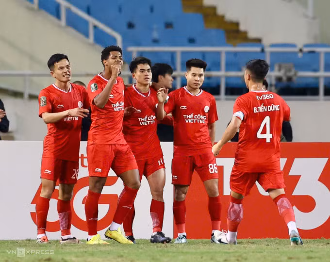 Khuất Văn Khang (giữa) mở tỷ số cho Thể Công ở phút 64, trong trận thắng HAGL 2-0. Ảnh: Hoàng Huynh