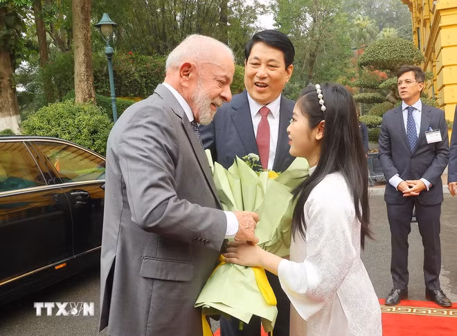 Thiếu nhi Hà Nội chào đón Tổng thống Brazil Luiz Inácio Lula da Silva. (Ảnh: Lâm Khánh/TTXVN)
