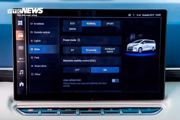 Bên cạnh động cơ mạnh mẽ, GWM WEY 80 PHEV còn được trang bị hệ dẫn động bốn bánh 4WD cho phép ổn định thân xe khi đi trong những đoạn đường xấu hoặc đường trơn trượt và xe cũng có nhiều lựa chọn về chế độ lái cũng như chế độ truyền động để tối ưu theo nhu cầu sử dụng.