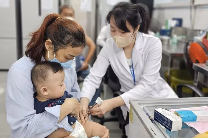 Trẻ em tiêm vaccine phòng bệnh tại TP HCM. Ảnh: Tuấn Dũng