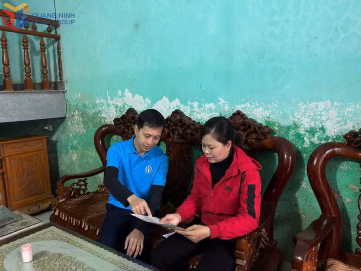 Cán bộ BHXH Liên huyện Đầm Hà- Bình Liêu tuyên truyền, vận động người dân Đầm Hà tham gia BHXH tự nguyện, BHYT hộ gia đình. Ảnh Quốc Nghị (TTTT-VH Đầm Hà)