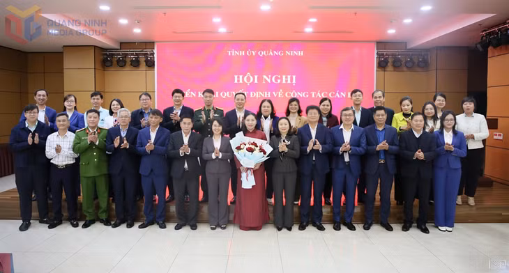 Các đại biểu chụp ảnh lưu niệm cùng Chủ tịch Hội Nông dân tỉnh nhiệm kỳ 2023-2028.