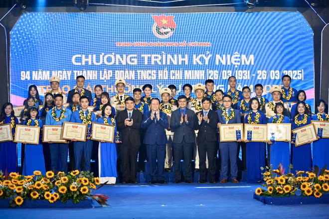 Giải thưởng Lý Tự Trọng năm 2025 vinh danh 100 cán bộ đoàn xuất sắc toàn quốc. (Ảnh: Trung ương Đoàn).