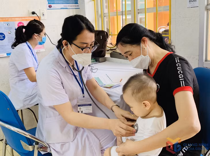 Trẻ được khám sàng lọc trước khi tiêm vắc - xin phòng bệnh sởi tại Trạm Y tế phường Hoành Bồ (TP Hạ Long). Ảnh: Hoài Minh