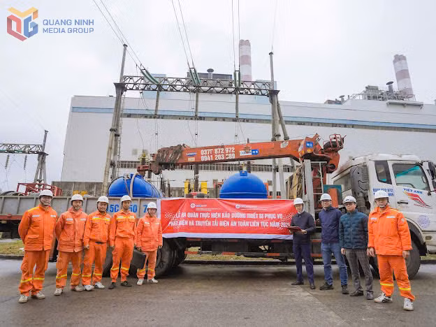 Công ty CP Nhiệt điện Quảng Ninh phối hợp với Công ty truyền tải điện Đông Bắc 1 thực hiện bảo dưỡng thiết bị phục vụ phát điện và truyền tải điện.