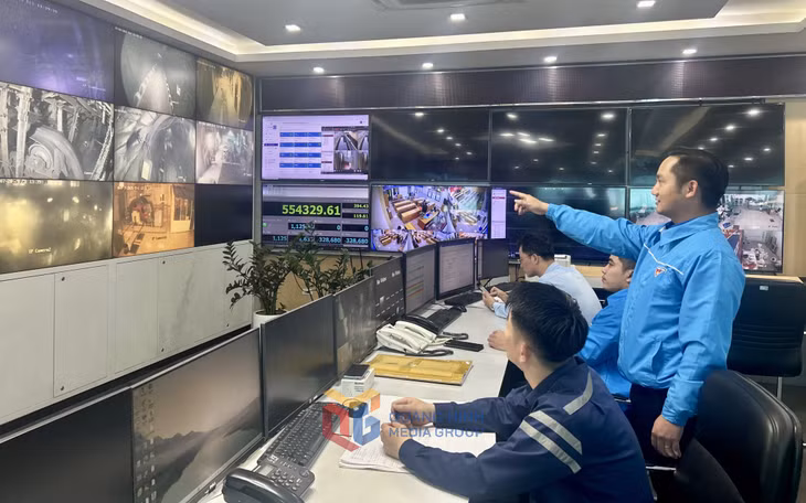 Đoàn Thanh Niên Công ty Cổ Phần Than Hà Lầm kiểm tra tiến độ công trình lò chợ 7 qua hệ thống camera giám sát tập trung tại Trung tâm sản xuất điều hành MB+75