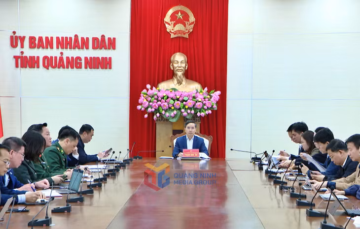 Đồng chí Phạm Đức Ấn, Chủ tịch UBND tỉnh và các sở ngành liên quan dự Hội nghị tại điểm cầu Quảng Ninh