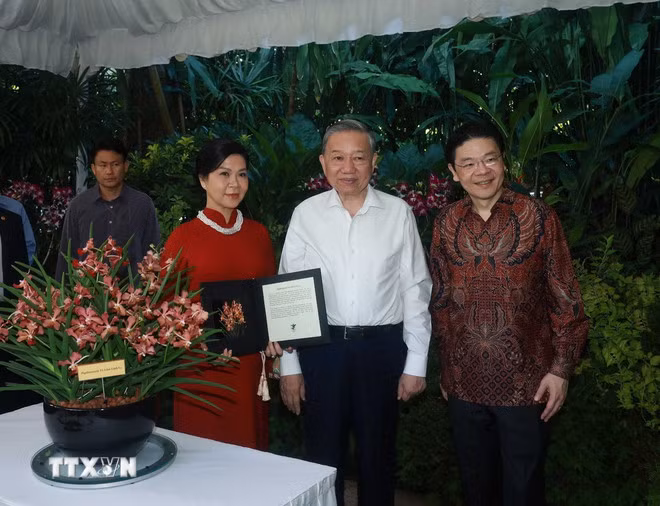Tổng Bí thư Tô Lâm và Phu nhân cùng Thủ tướng Singapore Lawrence Wong dự Lễ đặt tên một loài hoa lan mới tại Vườn thực vật Quốc gia Singapore. (Ảnh: Thống Nhất/TTXVN)