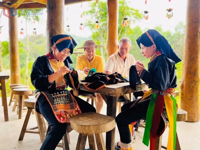 Tại lễ hội, nhân dân và du khách sẽ tham gia các trò chơi dân gian, tìm hiểu và trải nghiệm nghệ thuật thêu truyền thống của người Dao Thanh Phán.