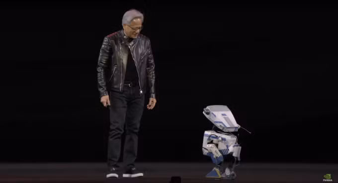 CEO Nvidia Jensen Huang đứng cạnh robot Blue chạy GR00T N1 trên sân khấu sự kiện. Ảnh: Nvidia