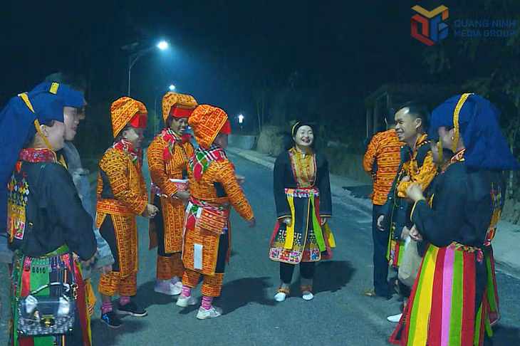 Bà con dân tộc Dao xã Lương Minh (huyện Ba Chẽ) giao lưu trên con đường NTM được thắp sáng.