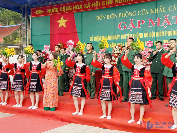 Tiết mục văn nghệ tại buổi gặp mặt truyền thống.