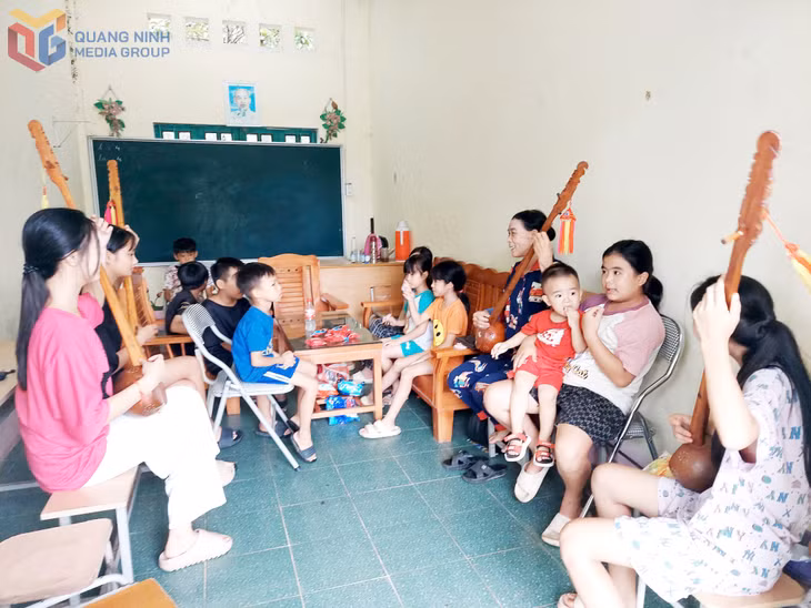 Nghệ nhân Hoàng Thị Viên truyền dạy hát then cho thiếu nhi.