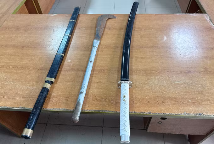 Hung khí của nhóm hỗn chiến bị thu giữ. Ảnh: Ngọc Bích