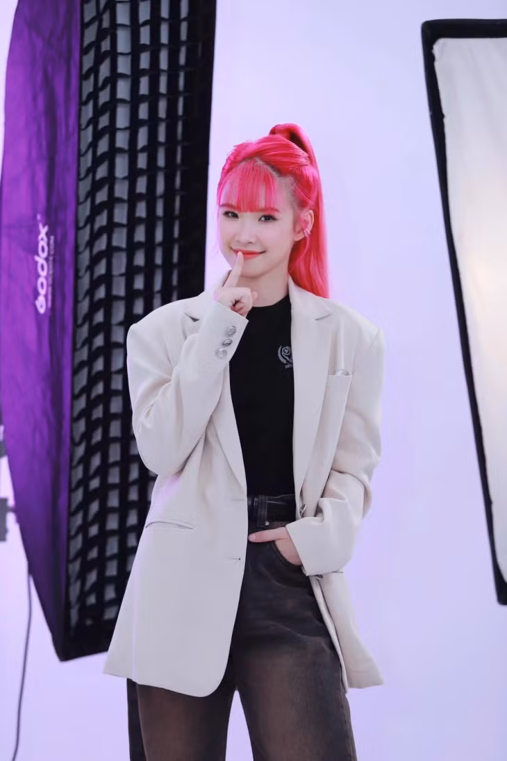 Nhiều năm qua, Khởi My vẫn gắn liền với hình ảnh teen pop như thuở mới vào nghề. Ảnh: FBNV.