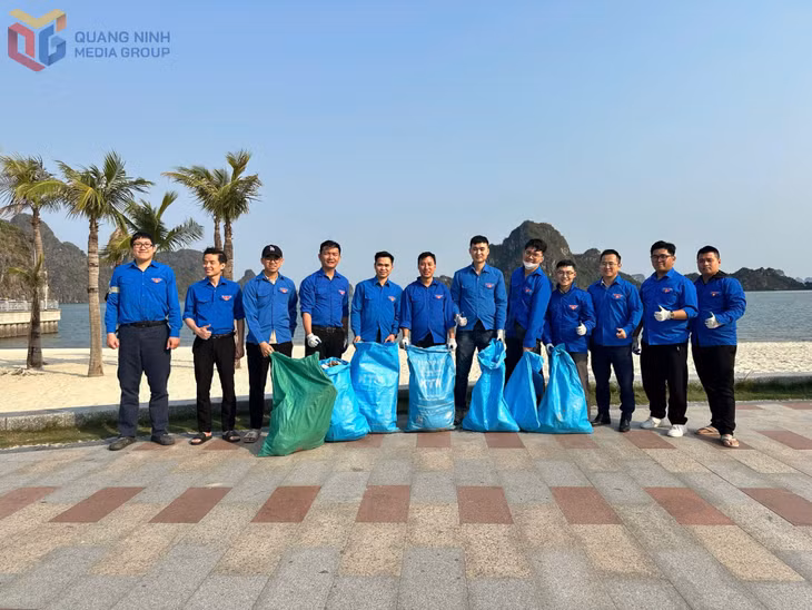 Nhóm tình nguyện "Vì một Hạ Long xanh" duy trì thu gom rác vào thứ 7, chủ nhật hằng tuần.