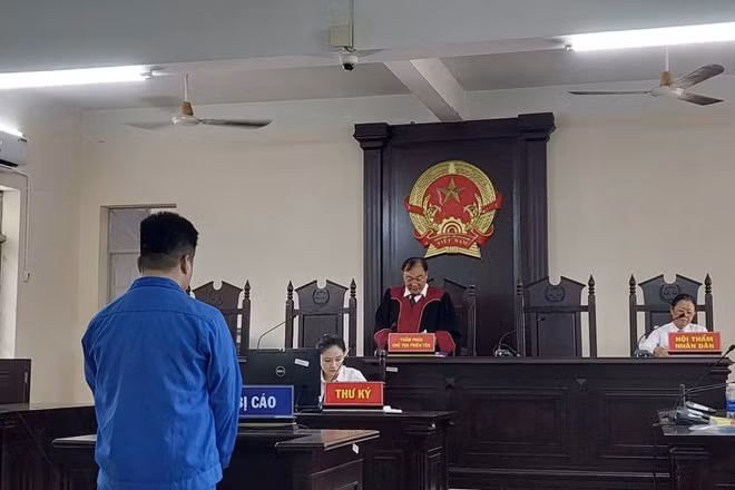 Quang cảnh phiên tòa xét xử bị cáo có quan hệ với em họ dưới 13 tuổi. Ảnh: Thành An
