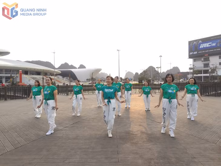 CLB Dân vũ TP Hạ Long tham gia luyện tập tại Quảng trường 30/10.