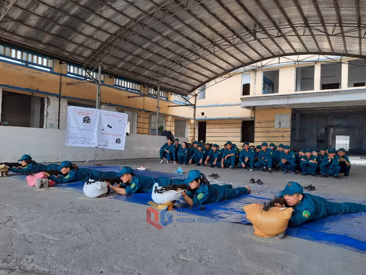 Lực lượng tự vệ Công ty Cảng kho vận Cẩm Phả tham gia huấn luyện.