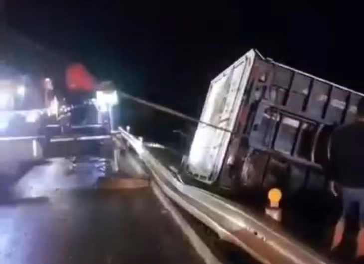 Lực lượng chức năng đang phân luồng giao thông, cẩu ô tô tải bị lật tại hiện trường (Ảnh cắt từ clip).