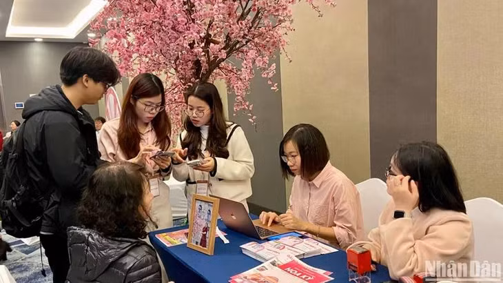 Du khách Việt tìm hiểu về các tour du lịch khám phá châu Mỹ. (Ảnh: NGỌC KHÁNH)