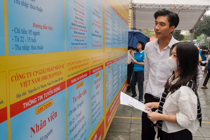 Các phiên giao dịch việc làm do các trung tâm dịch vụ việc làm tổ chức là cơ hội để ứng viên trẻ tìm việc làm nhanh chóng - Ảnh: HÀ QUÂN