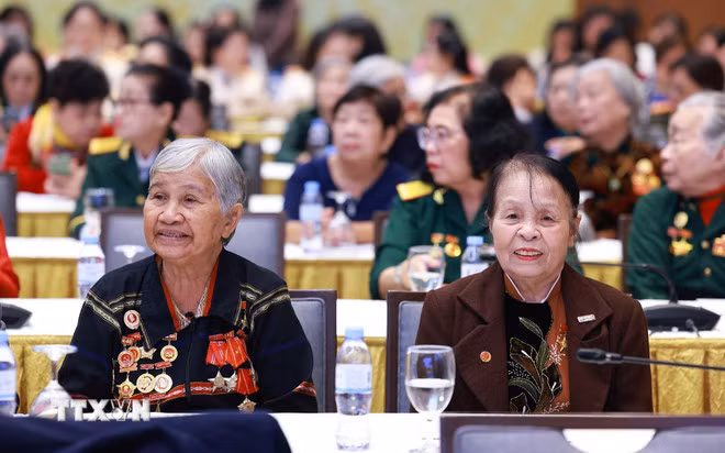 Các đại biểu nữ Anh hùng lực lượng vũ trang nhân dân, nữ Anh hùng lao động tham dự buổi gặp. (Ảnh: Dương Giang/TTXVN)