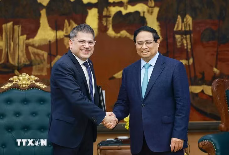 Thủ tướng Phạm Minh Chính tiếp ông Nitin Kapoor, Chủ tịch kiêm Tổng Giám đốc AstraZeneca Việt Nam. (Ảnh: Dương Giang/TTXVN)