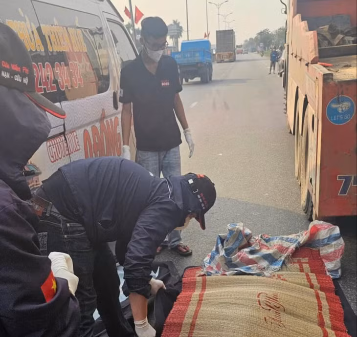 Những người thiện nguyện thuộc Đội xe 0 đồng Huế giúp gia đình đưa thi thể nạn nhân xấu số của vụ tai nạn về quê an táng. Ảnh: Đội xe 0 đồng Huế.