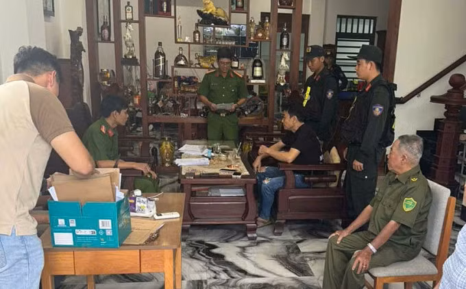 Công an khám xét nơi ở của Nguyễn Đăng Khoa. Ảnh: Hoàng Đô