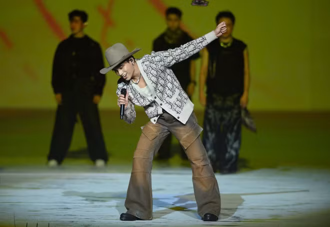 Phần nghệ thuật có sự tham gia biểu diễn của Mono và nhiều ca sỹ đang được yêu thích. (Ảnh: PV/Vietnam+)