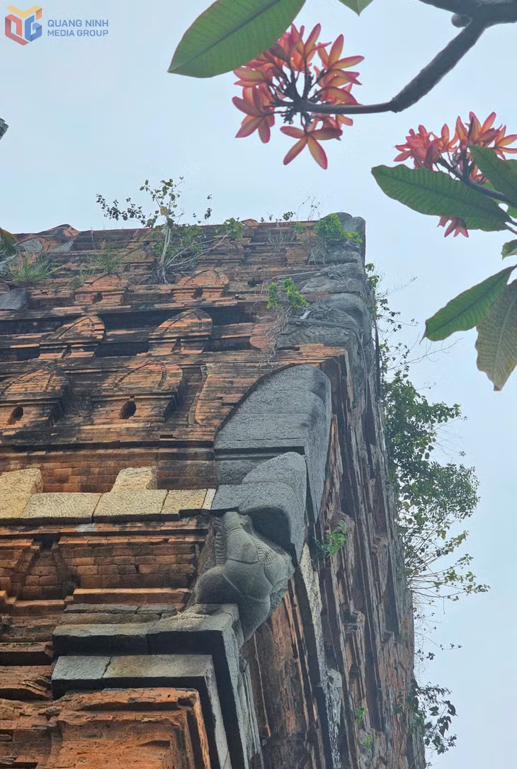 Các góc tháp đều được trang trí bằng tượng chim thần Garuda bằng đá. Garuda là một loài chim thần trong Ấn Độ giáo và ảnh hưởng sang Phật giáo. Theo thần thoại Ấn Độ, Garuda là biểu tượng của mặt trời, không khí và lửa.