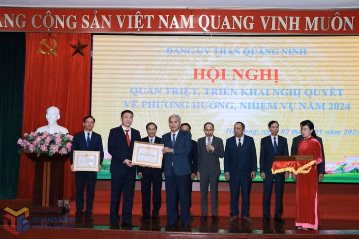 Đảng bộ Công ty được Đảng ủy Than Quảng Ninh tặng bằng khen năm 2023.