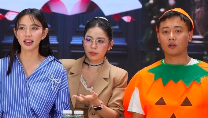 Hoa hậu Thùy Tiên, Hằng Du Mục, Quang Linh Vlogs (từ trái sang phải) khi quảng cáo bán kẹo Kera. Ảnh: Chụp màn hình livesatream