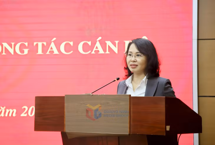 Đồng chí Trịnh Thị Minh Thanh, Phó Bí thư Thường trực Tỉnh ủy, Chủ tịch HĐND tỉnh phát biểu giao nhiệm vụ cho đồng chí Nguyễn Thị Tuyết Hạnh, Chủ tịch Hội Nông dân tỉnh.